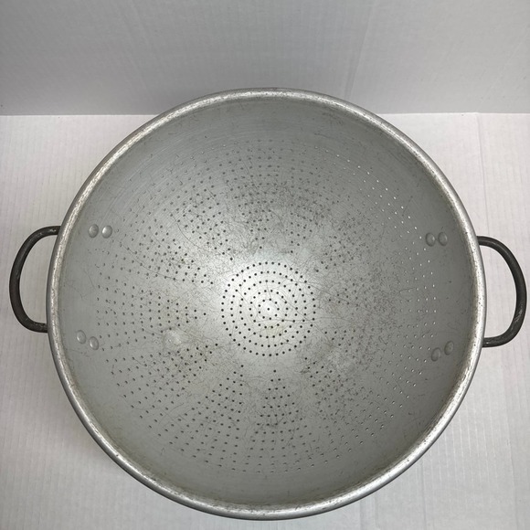 Vintage Wear-Ever Aluminum Colander Self-Standing #3125 Made in USA Handles - Picture 2 of 4